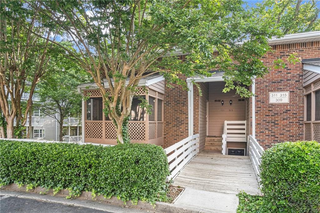 2 bedroom, 2 bathroom, 908 sq ft condominium sold at 311 Quail Run, Roswell, GA 30076