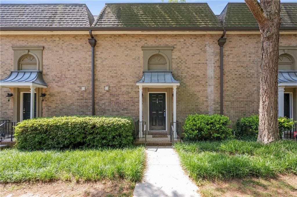 2 bedroom, 3 bathroom, 1,228 sq ft condominium sold at 6980 Roswell Road E2, Sandy Springs, GA 30328