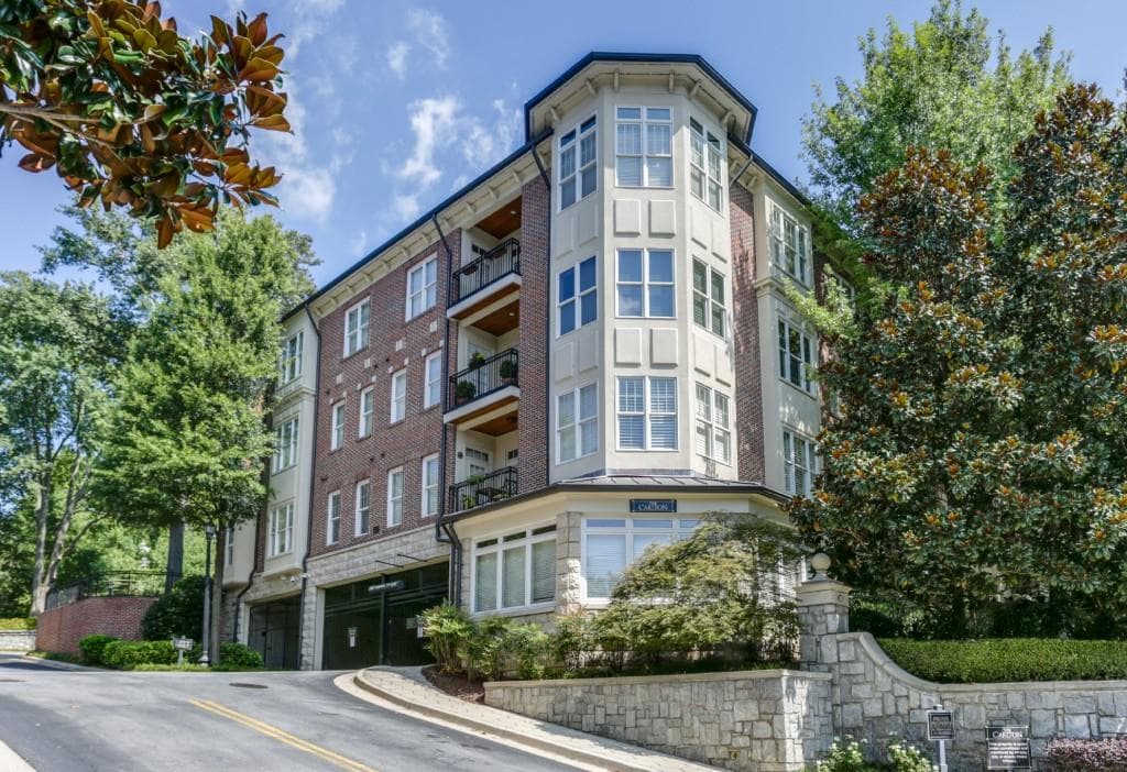 2 bedroom, 1 bathroom, 1,057 sq ft condominium sold at 825 Highland Lane 1115, Atlanta, GA 30306