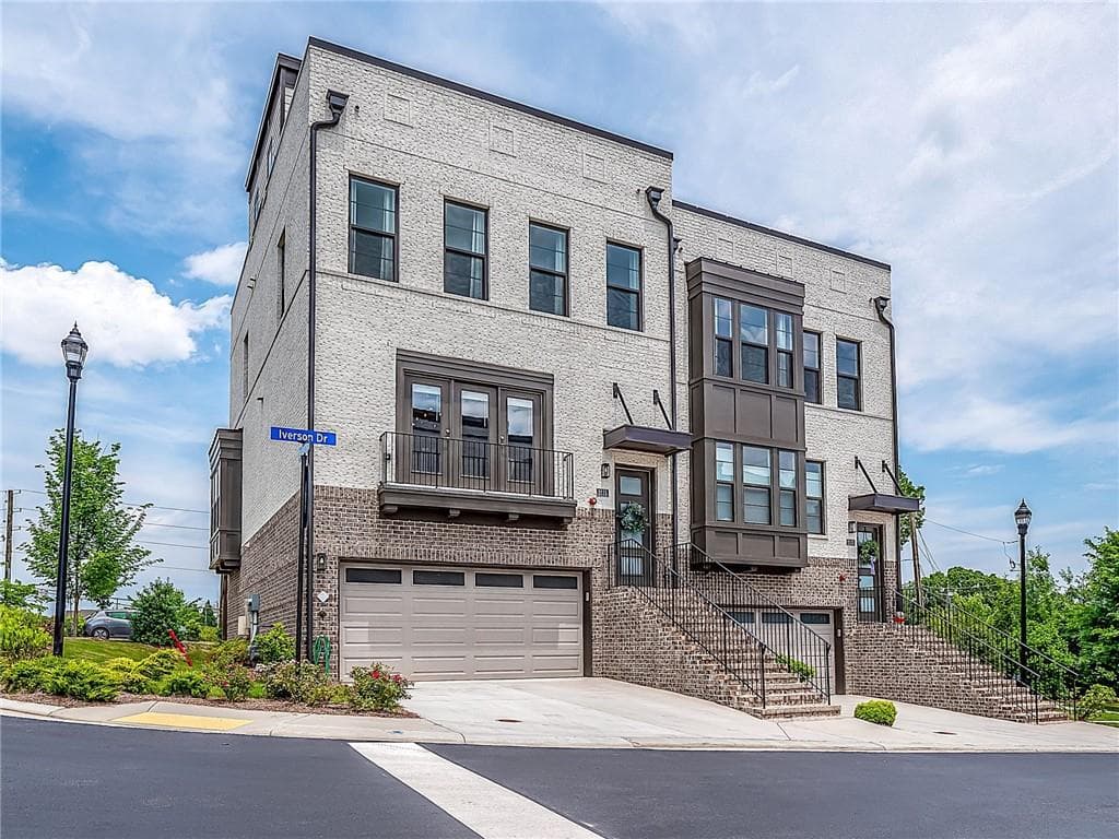 3 bedroom, 5 bathroom, 2,732 sq ft townhouse sold at 2111 Iverson Drive, Smyrna, GA 30080