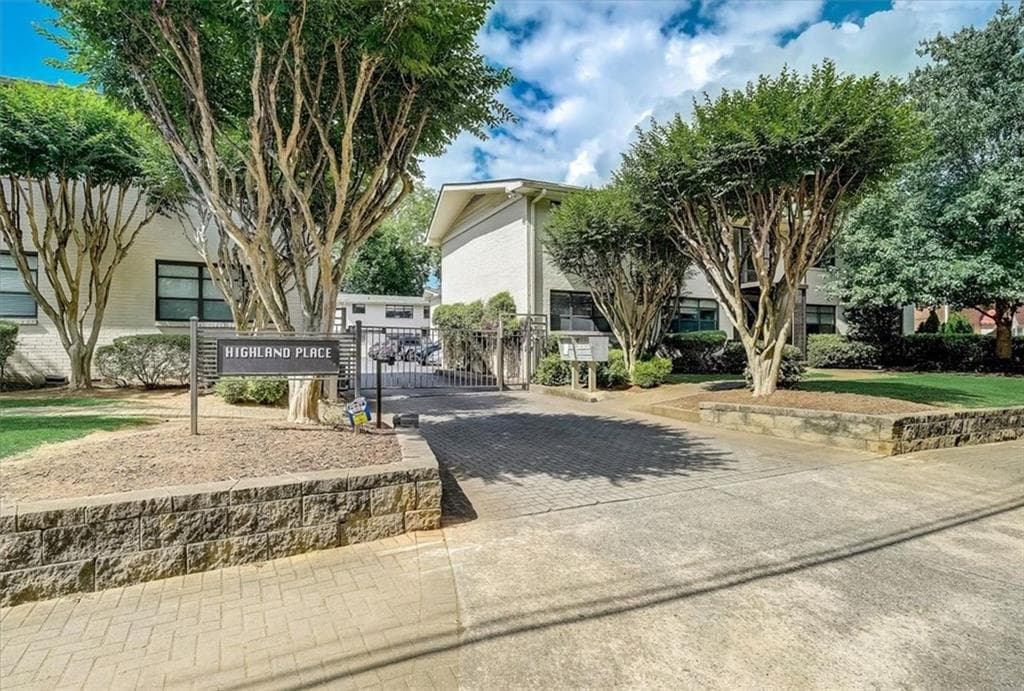1 bedroom, 1 bathroom, 643 sq ft condominium sold at 818 Greenwood Avenue 106, Atlanta, GA 30306