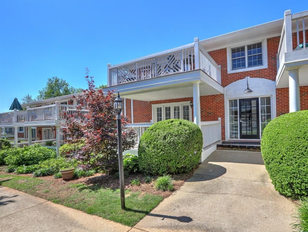 1 bedroom, 1 bathroom, 896 sq ft condominium sold at 885 Briarcliff Road D4, Atlanta, GA 30306