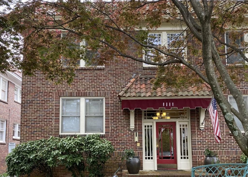 1 bedroom, 1 bathroom, 617 sq ft condominium sold at 1111 Briarcliff Place 6, Atlanta, GA 30306