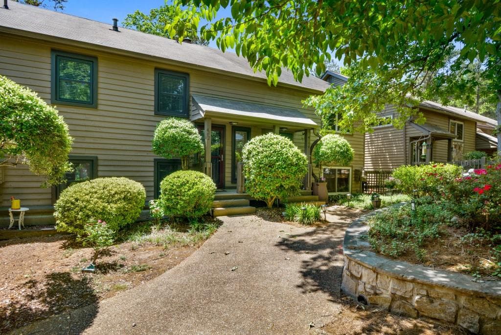 3 bedroom, 3 bathroom, 2,033 sq ft condominium sold at 4192 D'Youville Trace, Chamblee, GA 30341