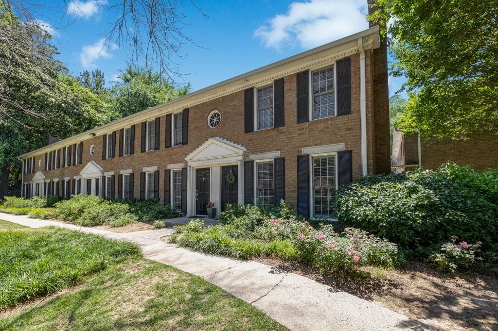 2 bedroom, 2 bathroom, 1,020 sq ft townhouse sold at 1101 Collier Road D6, Atlanta, GA 30318