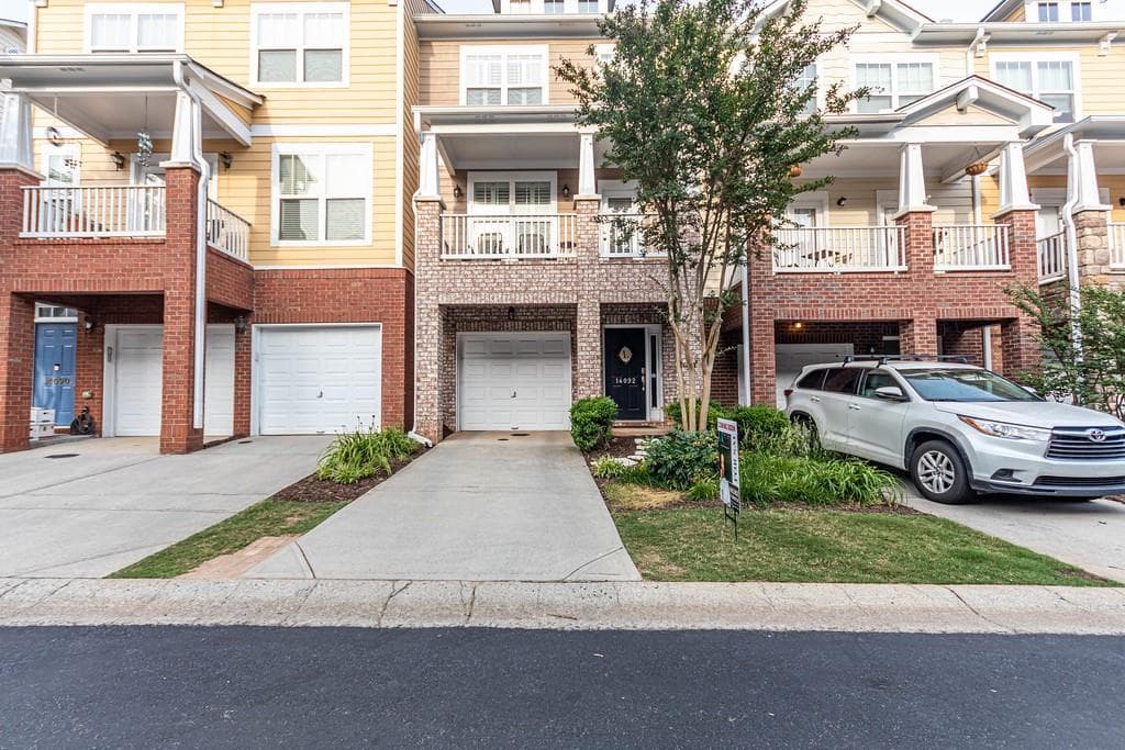 3 bedroom, 4 bathroom, 1,956 sq ft townhouse sold at 14092 Voyage Trail, Alpharetta, GA 30004