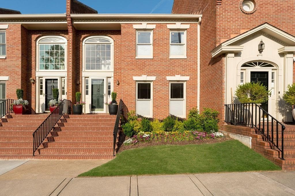3 bedroom, 4 bathroom, 2,586 sq ft condominium sold at 202 Ansley Villa Drive, Atlanta, GA 30324