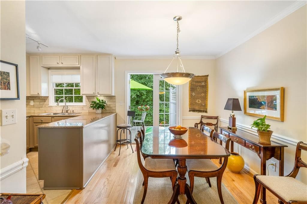 2 bedroom, 2 bathroom, 1,050 sq ft condominium sold at 1101 Collier Road L5, Atlanta, GA 30318