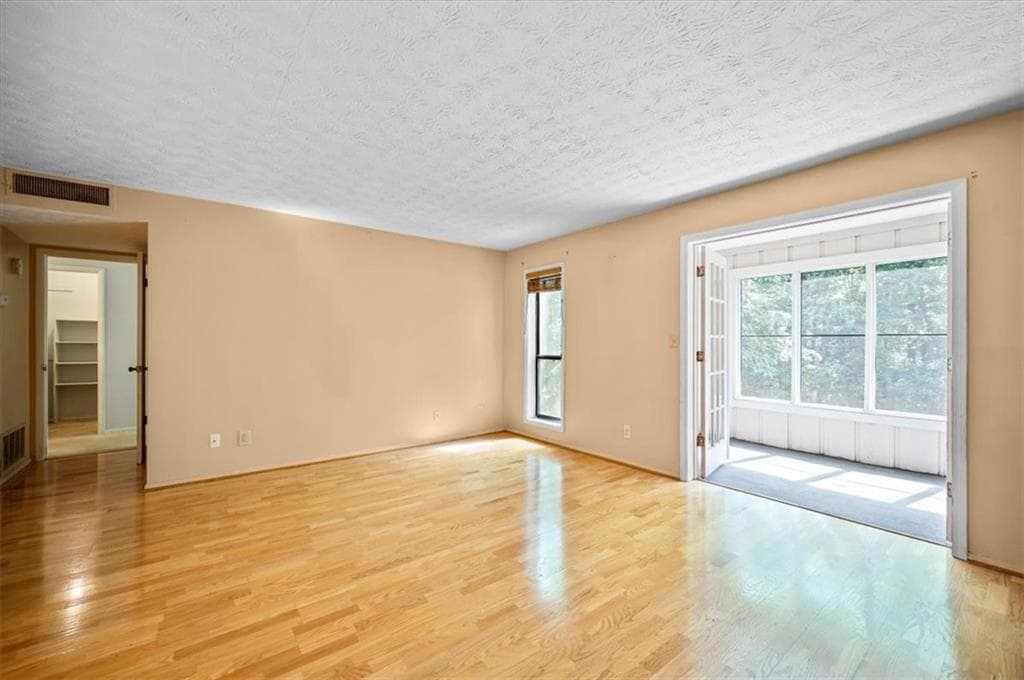1 bedroom, 1 bathroom, 859 sq ft condominium sold at 307 Summit North Drive, Atlanta, GA 30324
