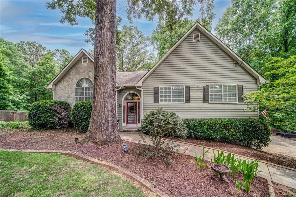 3 bedroom, 2 bathroom, 2,216 sq ft single family residence sold at 511 ALLATOONA HILLS Drive, Woodstock, GA 30189