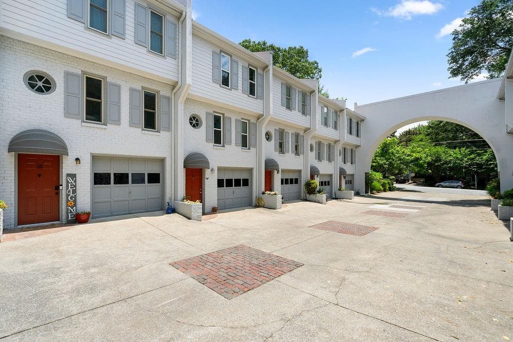 2 bedroom, 2 bathroom, 1,184 sq ft townhouse sold at 856 Saint Charles Avenue 6, Atlanta, GA 30306