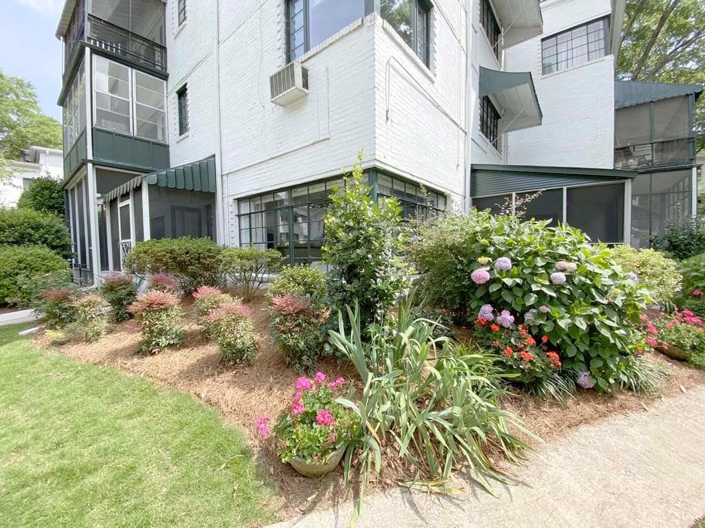 1 bedroom, 1 bathroom, 816 sq ft condominium sold at 1367 Chalmette Drive, Atlanta, GA 30306