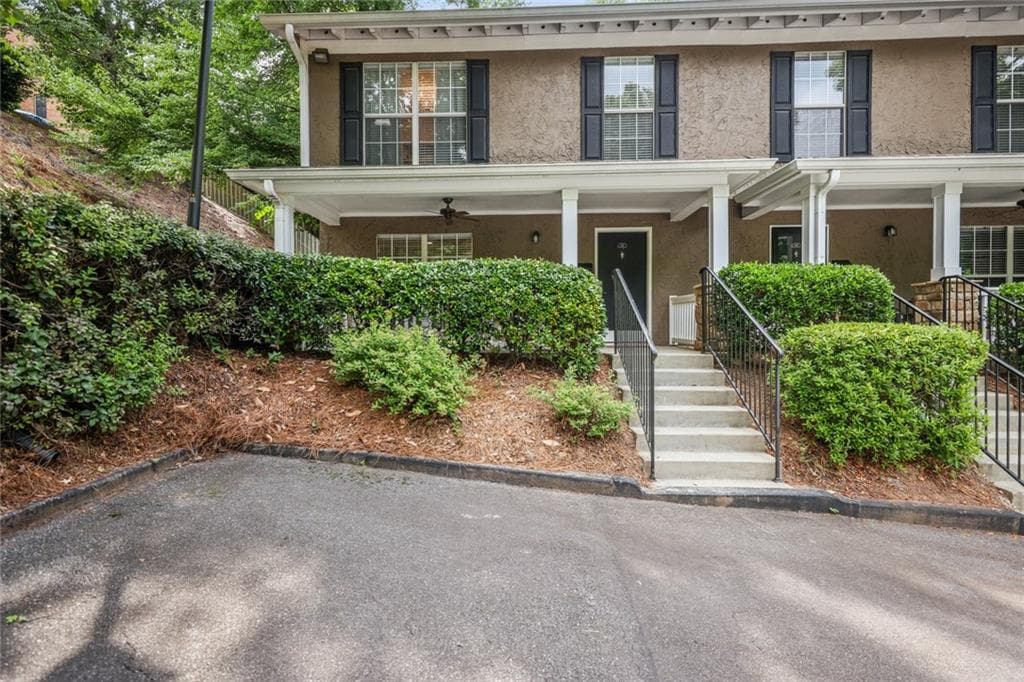 3 bedroom, 3 bathroom, 1,311 sq ft townhouse sold at 3180 Seven Pines Court 101, Atlanta, GA 30339