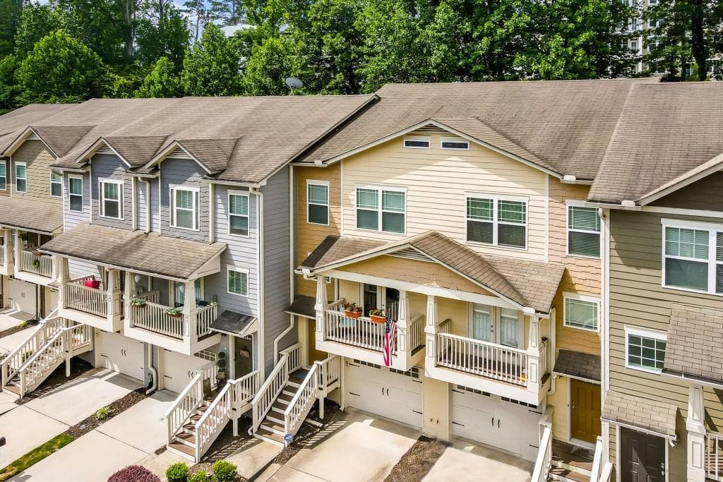 3 bedroom, 4 bathroom, 1,326 sq ft townhouse sold at 1396 Liberty Parkway, Atlanta, GA 30318