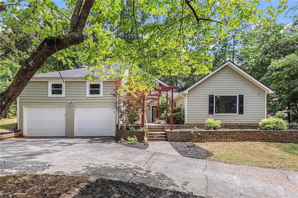 3 bedroom, 2 bathroom, 3,018 sq ft single family residence sold at 2800 Meadow Drive, Marietta, GA 30062