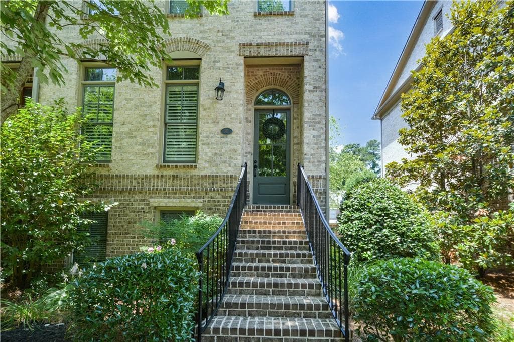 3 bedroom, 4 bathroom, 2,255 sq ft townhouse sold at 801 Park Manor Drive 801, Smyrna, GA 30082
