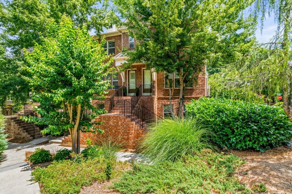 3 bedroom, 4 bathroom, 2,200 sq ft townhouse sold at 1692 Sabastian Point, Atlanta, GA 30329