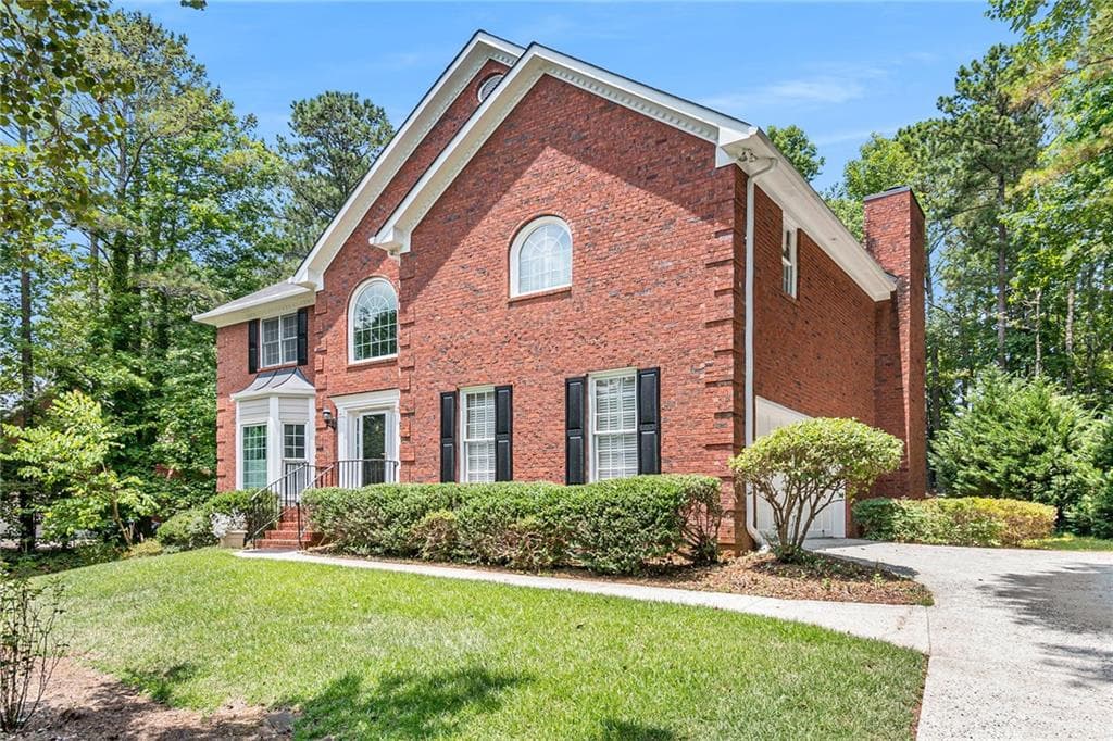 4 bedroom, 3 bathroom, 2,989 sq ft single family residence sold at 520 Saddlebrook Drive, Roswell, GA 30075