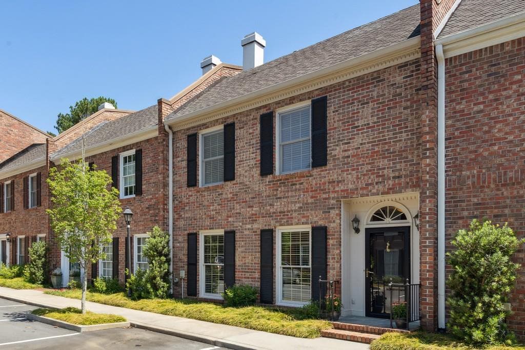 3 bedroom, 3 bathroom, 2,068 sq ft townhouse sold at 8 Kings Walk, Atlanta, GA 30307