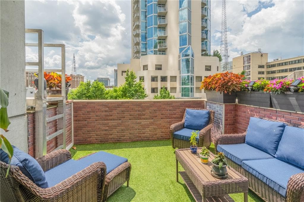 2 bedroom, 2 bathroom, 1,173 sq ft condominium sold at 855 Peachtree Street 402, Atlanta, GA 30308
