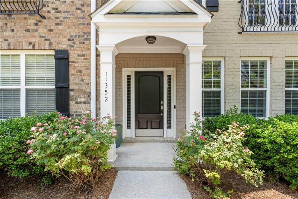 3 bedroom, 3 bathroom, 2,448 sq ft townhouse sold at 11352 Musette Circle, Alpharetta, GA 30009
