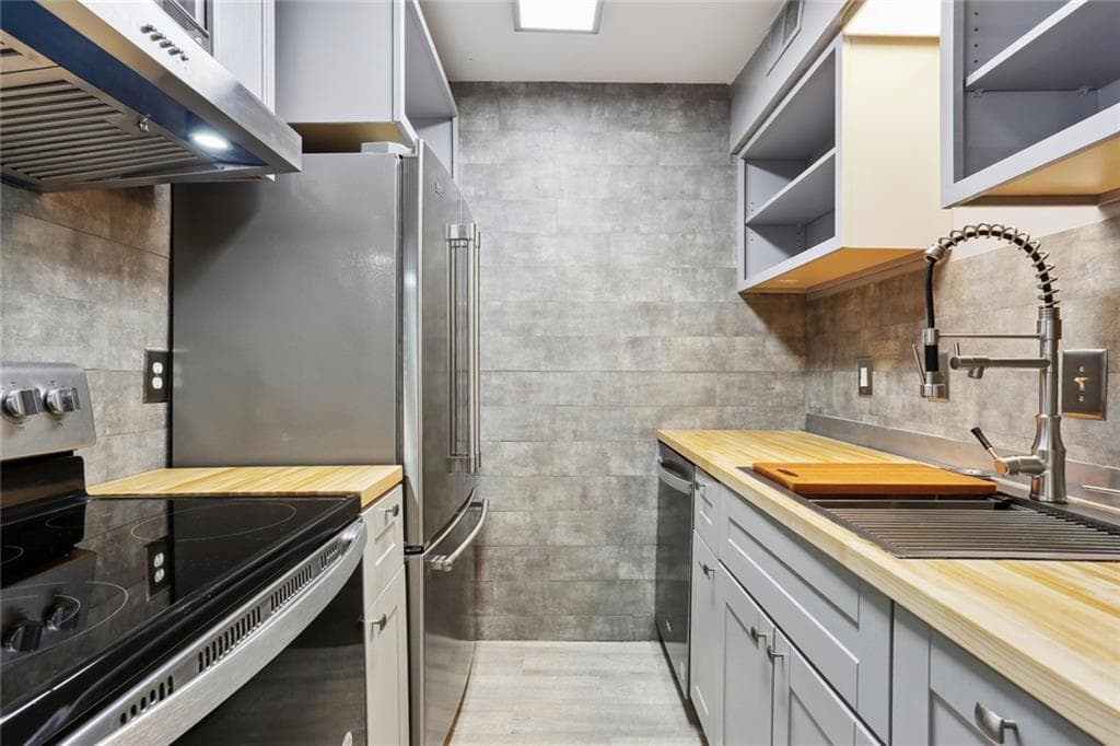 1 bedroom, 1 bathroom, 812 sq ft condominium sold at 141 Lablanc Way, Atlanta, GA 30327