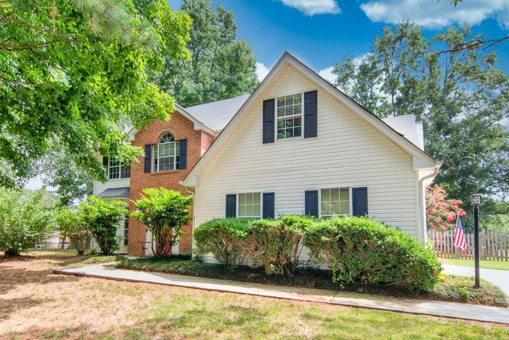 4 bedroom, 3 bathroom, 2,470 sq ft single family residence sold at 2807 Lake Vista Drive, Buford, GA 30519