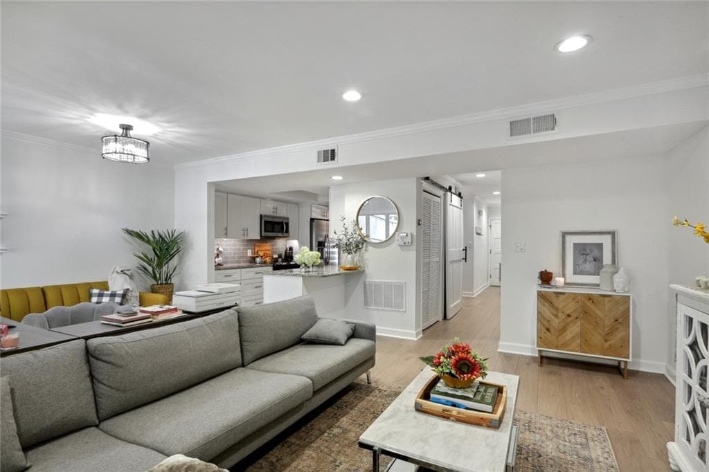 2 bedroom, 3 bathroom, 1,588 sq ft condominium sold at 5 Ivy Gates, Atlanta, GA 30342