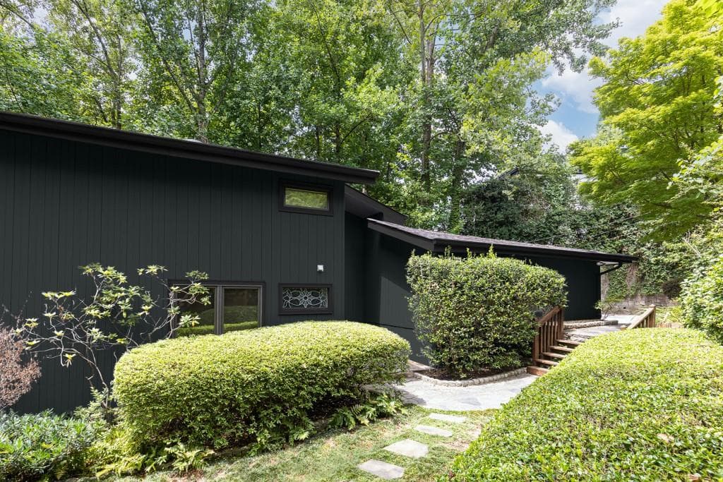 4 bedroom, 4 bathroom single family residence sold at 620 Colebrook Court, Sandy Springs, GA 30327