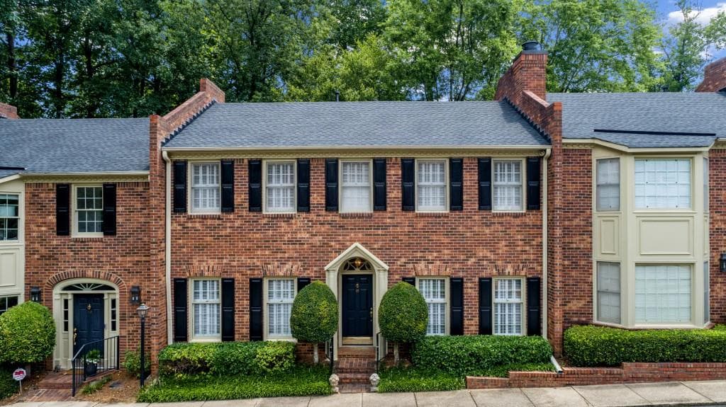 3 bedroom, 3 bathroom, 1,700 sq ft townhouse sold at 15 Howell Mill Plantation, Atlanta, GA 30327