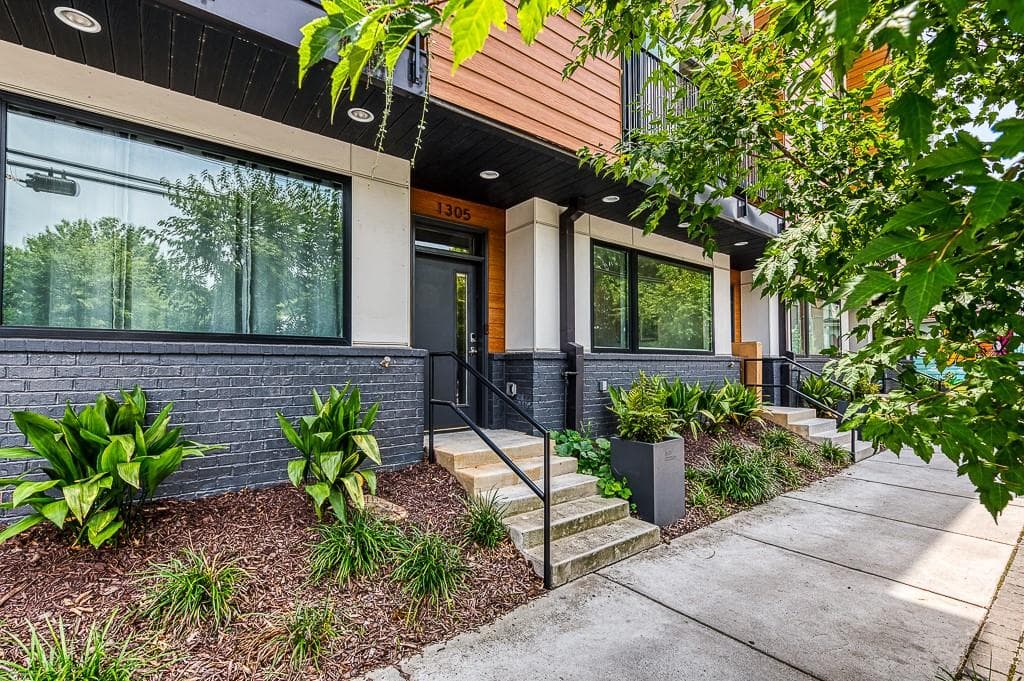 3 bedroom, 4 bathroom, 1,910 sq ft townhouse sold at 1305 Glenwood Avenue, Atlanta, GA 30316
