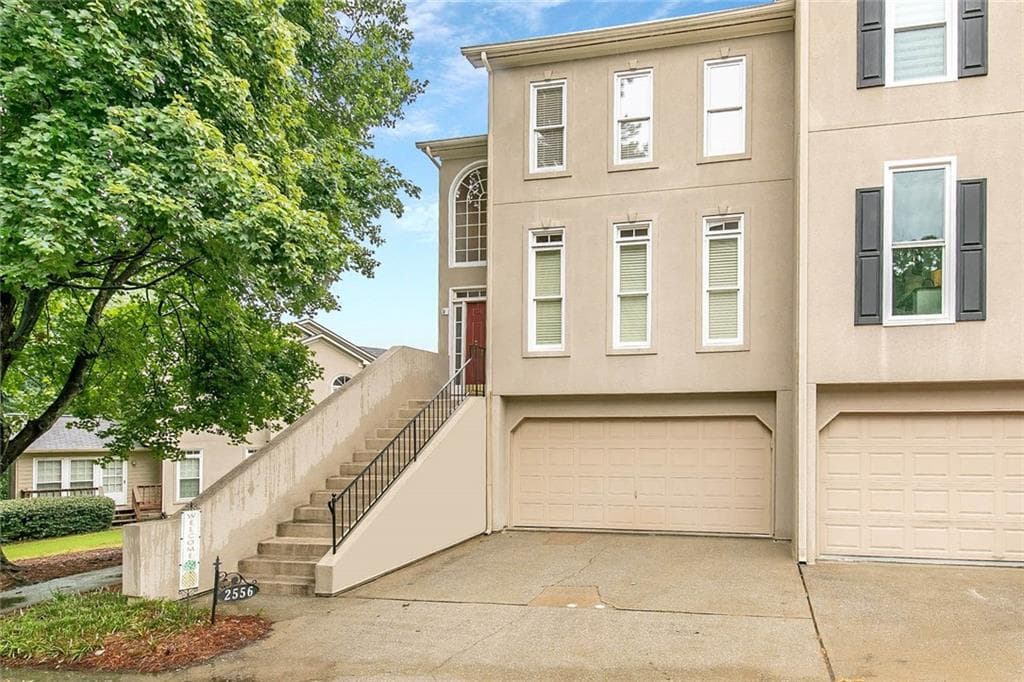 3 bedroom, 4 bathroom, 2,744 sq ft condominium sold at 2556 Oakwood Trace, Smyrna, GA 30080