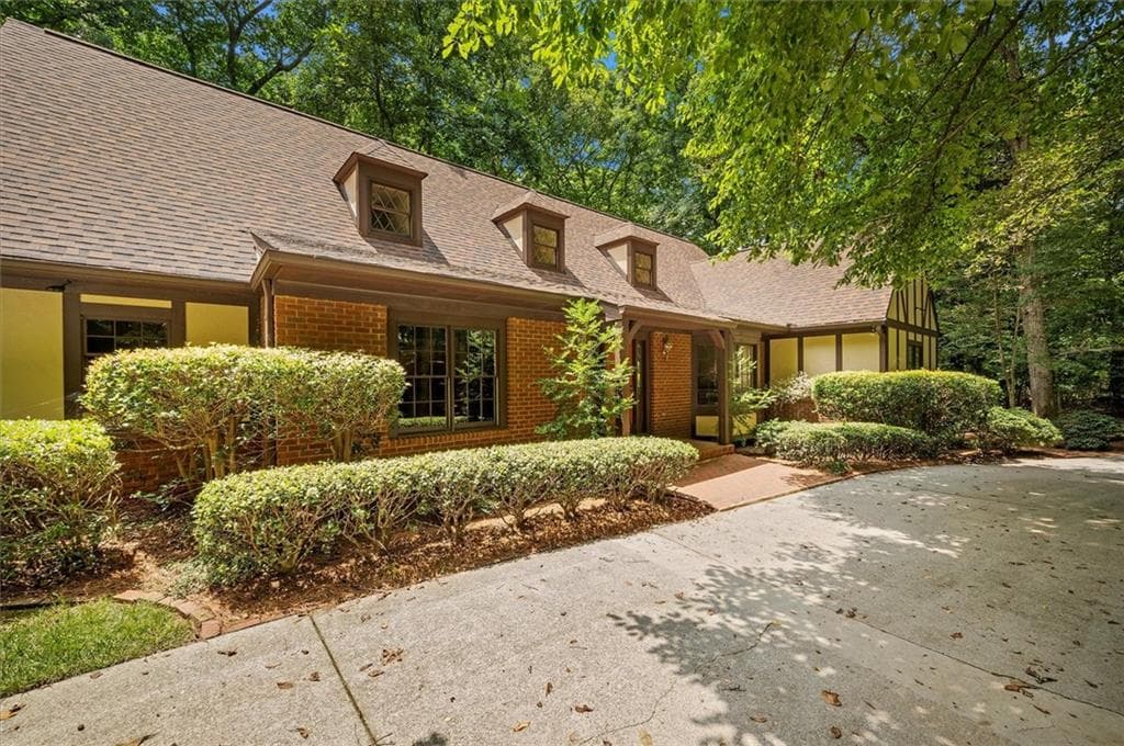 4 bedroom, 5 bathroom, 5,000 sq ft single family residence sold at 140 Classic Cove, Atlanta, GA 30350