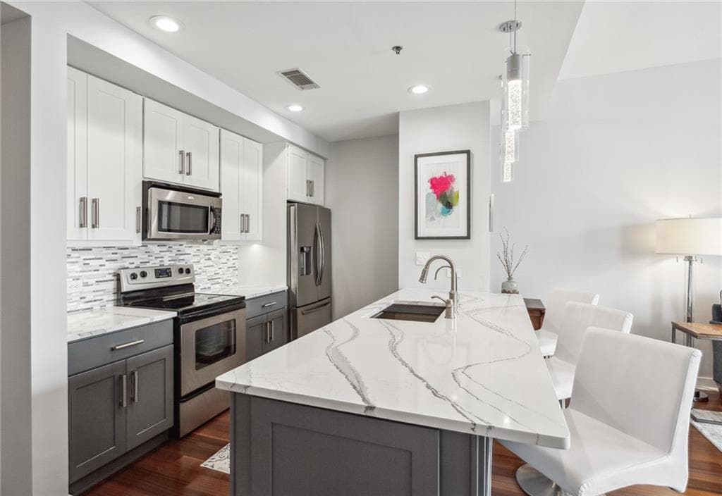 1 bedroom, 1 bathroom, 950 sq ft condominium sold at 565 Peachtree Street 1408, Atlanta, GA 30308