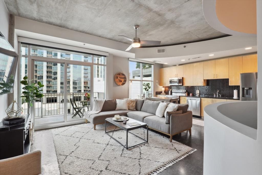 1 bedroom, 1 bathroom, 790 sq ft condominium sold at 250 Pharr Road 804, Atlanta, GA 30305
