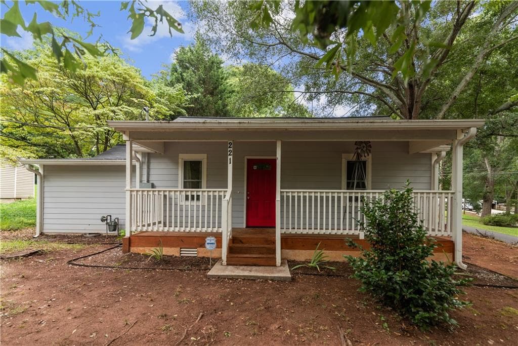3 bedroom, 2 bathroom, 1,136 sq ft single family residence sold at 221 College Avenue, Commerce, GA 30529