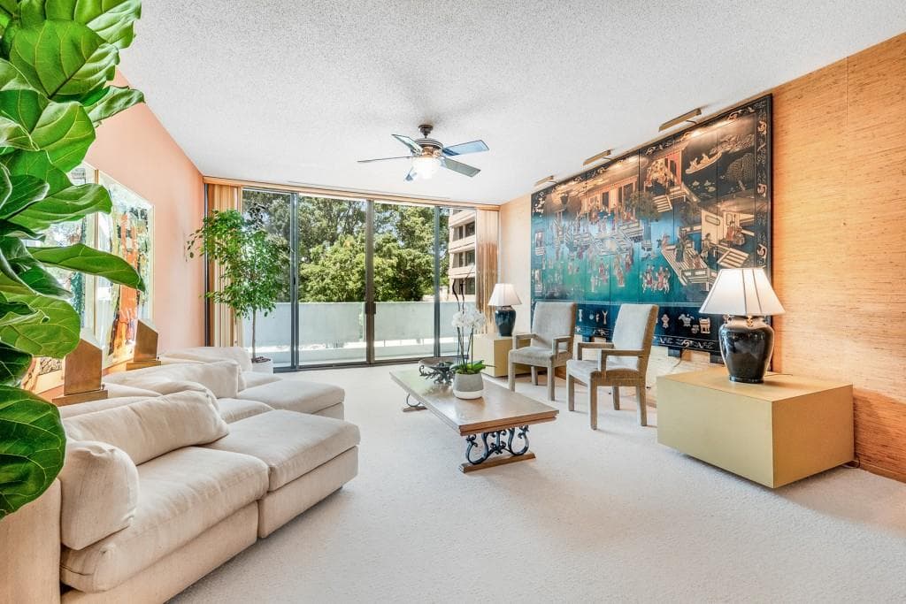 2 bedroom, 2 bathroom, 1,594 sq ft condominium sold at 2575 Peachtree Road 7G, Atlanta, GA 30305