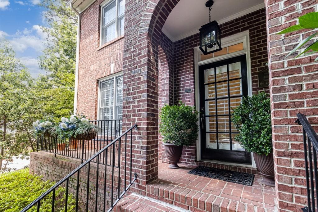 3 bedroom, 4 bathroom, 2,100 sq ft townhouse sold at 1961 Defoor Avenue 1, Atlanta, GA 30318