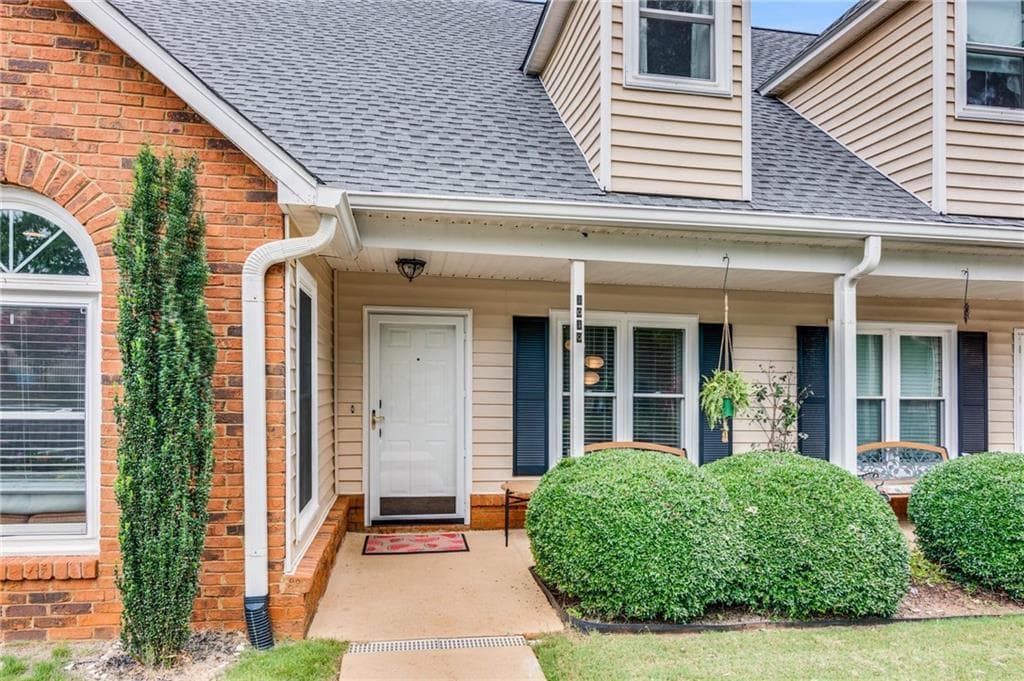 3 bedroom, 2 bathroom, 1,705 sq ft townhouse sold at 1010 Sasha Lane, Roswell, GA 30075