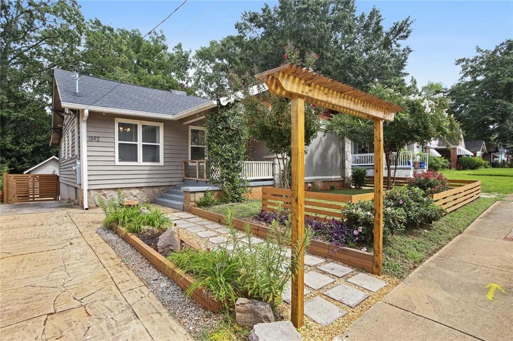 3 bedroom, 2 bathroom, 1,640 sq ft single family residence sold at 1392 Sylvan Road, Atlanta, GA 30310