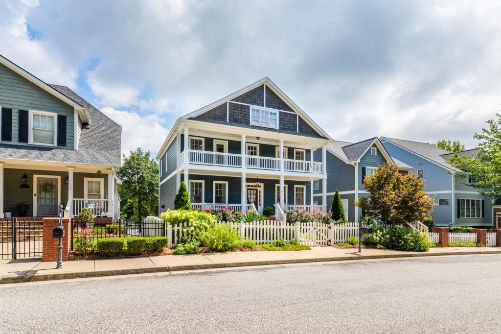 4 bedroom, 4 bathroom, 3,600 sq ft single family residence sold at 2201 Parkview Lane, Atlanta, GA 30318