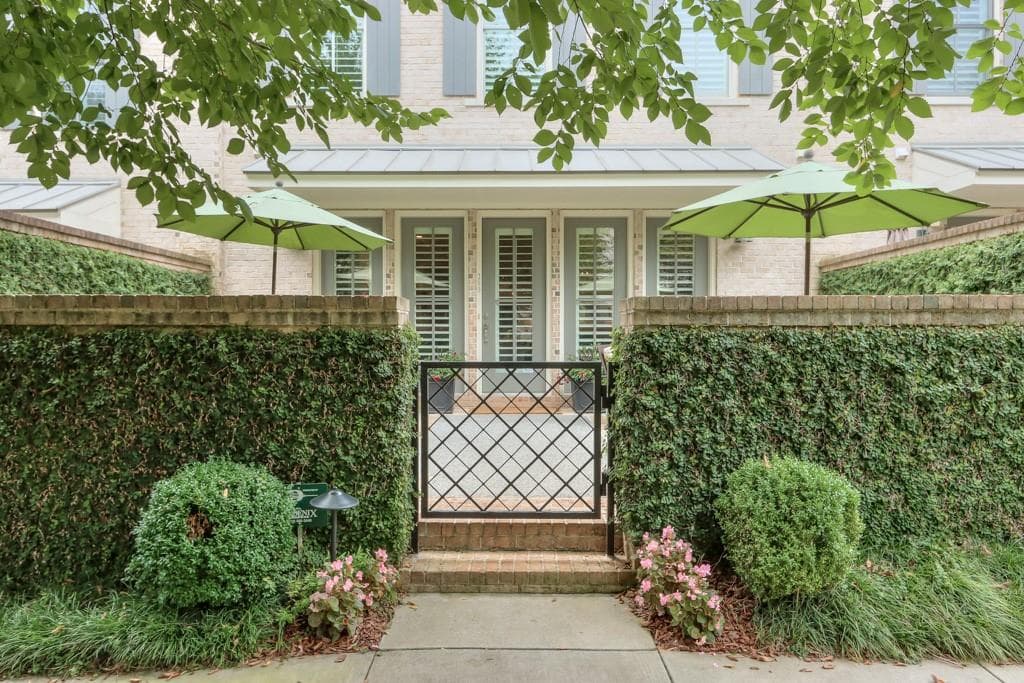 4 bedroom, 4 bathroom, 3,774 sq ft townhouse sold at 200 Forrest Alley, Roswell, GA 30075