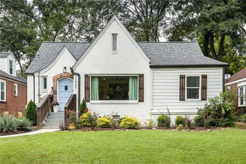 3 bedroom, 3 bathroom, 1,990 sq ft single family residence sold at 1607 S Gordon Street, Atlanta, GA 30310