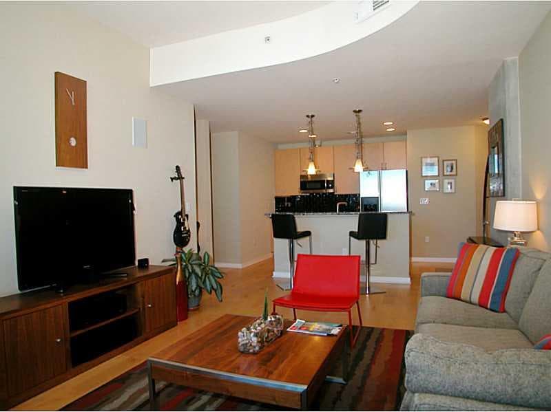 2 bedroom, 1,200 sq ft condominium sold at 400 W Peachtree Street 3701, Atlanta, GA 30308
