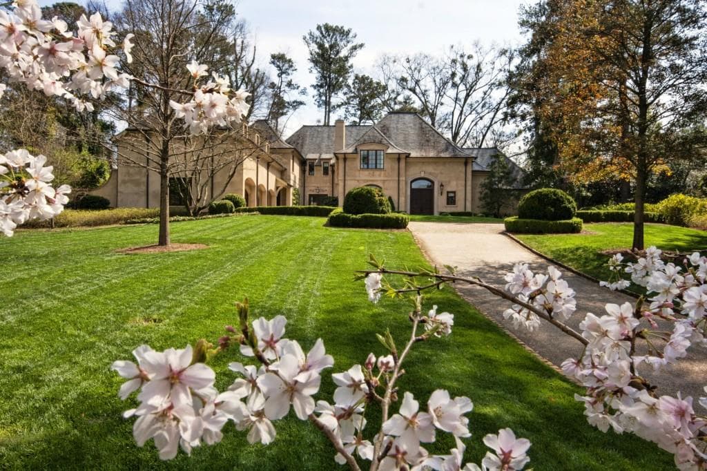 5 bedroom, 9,915 sq ft single family residence sold at 450 Blackland Road, Atlanta, GA 30342