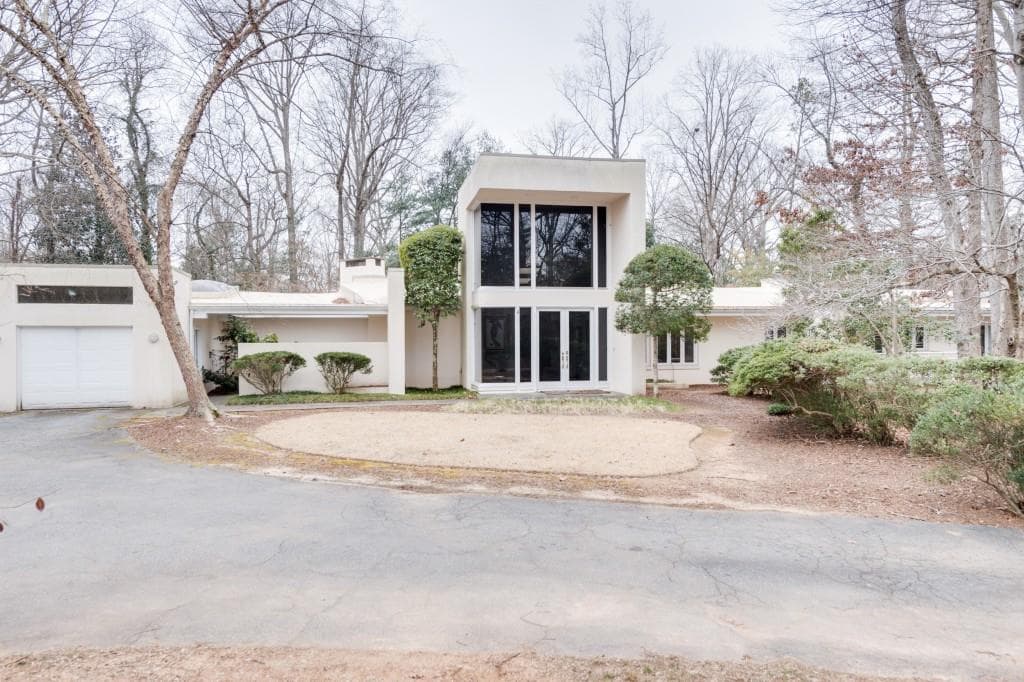 5 bedroom, 5,224 sq ft single family residence sold at 3580 Castlegate Drive, Atlanta, GA 30327