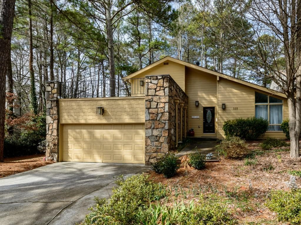 4 bedroom single family residence sold at 335 Lakeview Ridge, Roswell, GA 30076