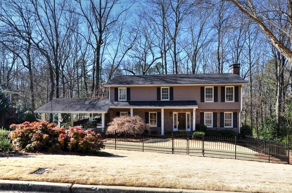 4 bedroom, 2,529 sq ft single family residence sold at 5552 Benton Woods Drive, Atlanta, GA 30342