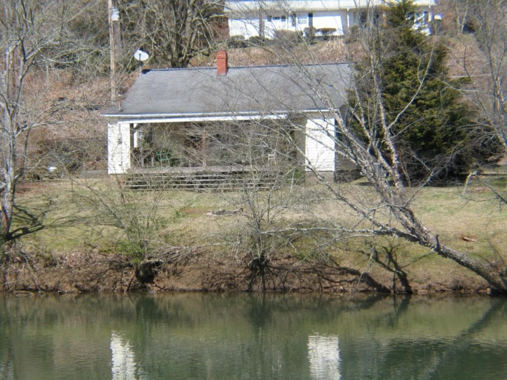 2 bedroom, 1,065 sq ft single family residence sold at 234 Toccoa Avenue, Mccaysville, GA 30555