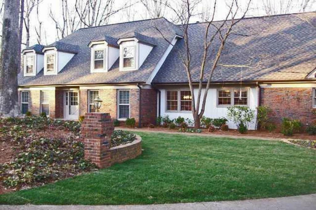5 bedroom, 3,576 sq ft single family residence sold at 1080 Greenway, Sandy Springs, GA 30350